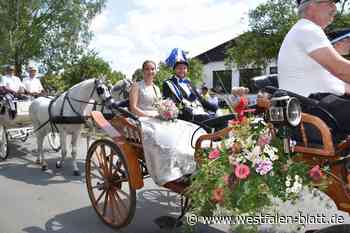 Welda: Majestäten und Hofdamen fahren in Kutschen