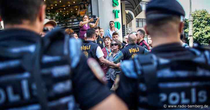 Polizei nimmt Teilnehmer von Pride-Walk in Türkei fest