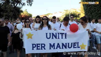 VIDEO | "Ciao Manuel". In migliaia alla fiaccolata per il bambino morto nell'incidente di Casal Palocco