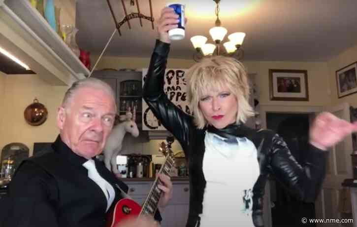 Robert Fripp & Toyah Willcox douse themselves in cream while performing ‘Sunshine Of Your Love’