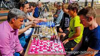 Spontan auf eine Partie Schach in Wolfenbüttels Fußgängerzone