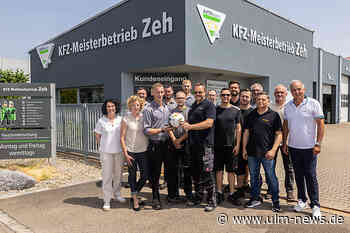 Hansi Müller überreicht Roman Mayer aus Neu-Ulm signiertes DFB-Original-Trikot