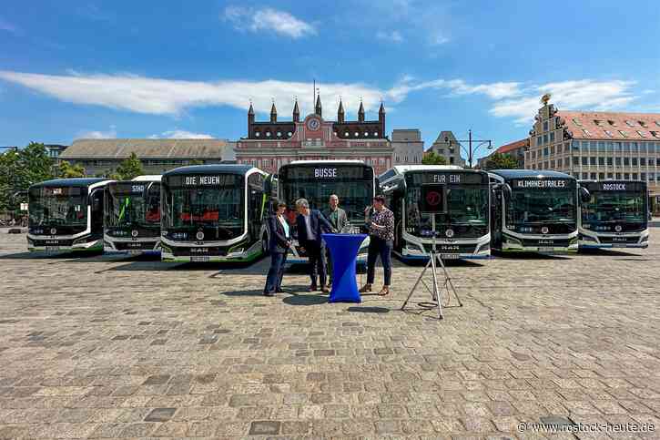Die RSAG nimmt fünfzehn neue, umweltfreundliche Busse in Betrieb. Neben fünf Elektrobussen kommen erstmals im Rostocker ÖPNV zehn Biomethan-Busse zum Einsatz.