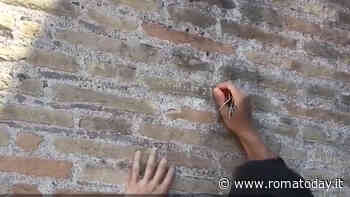 Incide il nome della fidanzata devastando il muro del Colosseo: il video finisce sul web. Rischia maxi multa
