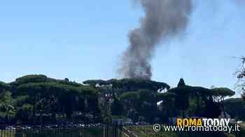 Esplosione all'Aventino: auto Ncc in corsa prende fuoco, l'autista accosta e si salva