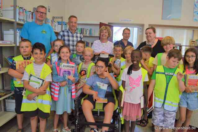 Firas kan dankzij trappenklimmer die gemeente kocht nu in zijn rolstoel toch met klas op biebbezoek