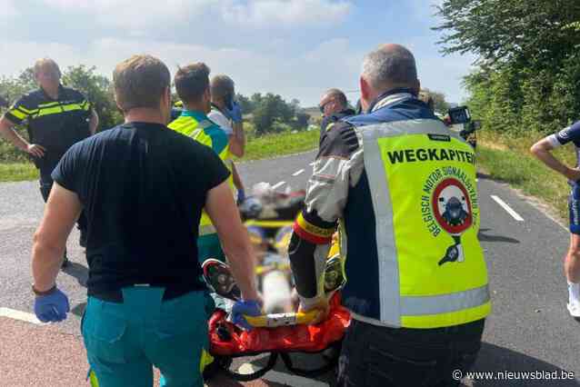 Wegkapiteins redden leven van wielertoerist die hartstilstand kreeg: “Als je feesten kan betalen, dan ook een AED-toestel”