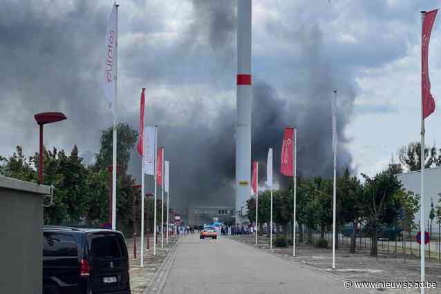 Dakbrand bij Puratos in Lummen nog niet volledig onder controle: “Vuurhaarden zitten nog onder dak”