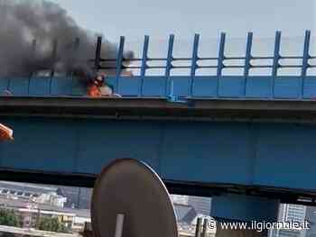 Auto esplosa sulla tangenziale di Napoli: serve sangue per il giovane in coma