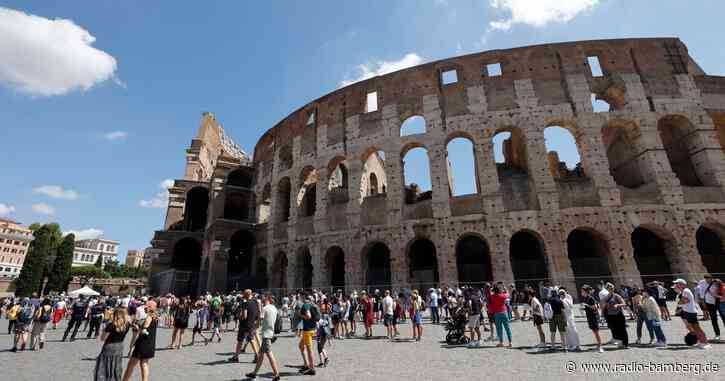 Tourist zerkratzt Wand in Kolosseum in Rom – Minister empört