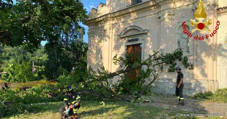 Grosso ramo di ippocastano travolge madre e figlia di 7 anni fuori dall’oratorio: ricoverate in gravi condizioni. Ferite altre 6 persone