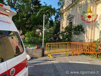 Cade albero all'uscita dell'oratorio, 8 feriti: gravi madre e figlia di 7 anni