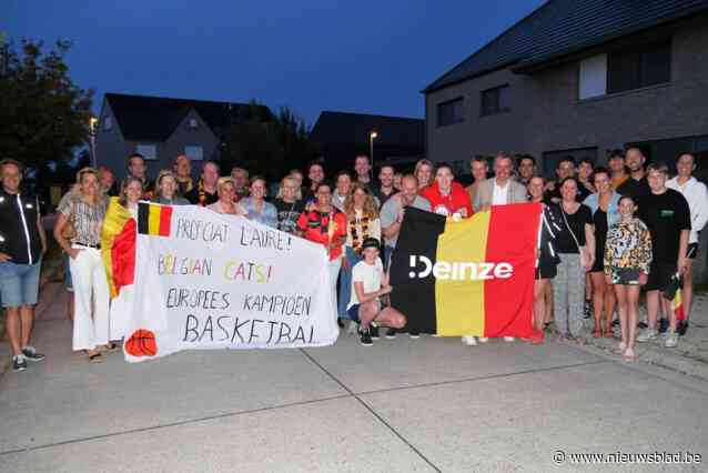 Belgian Cat Laure Resimont krijgt bij haar thuiskomst in Petegem een warm onthaal maar is dinsdag niet te zien op balkonscène in Brussel