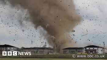 Powerful tornado tears through US city