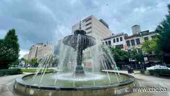 Gore Park fountain 'smells like rotten fish,' should be cleaned more, Hamilton resident says