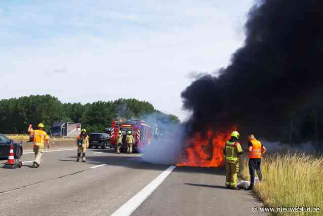 Wagen uitgebrand op A12