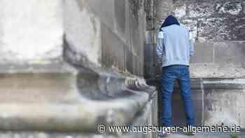34-Jähriger fällt beim Wildpinkeln ins Schaufenster und verletzt sich