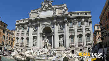 La turista si distrae e la banda di ladri porta via lo zaino appoggiato al tavolino