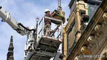 Sonnenuhr-Teile am Schloss Hummelshain abgebaut