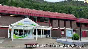 Dunkle Wolken über dem Vitamar Erlebnisbad in Bad Lauterberg
