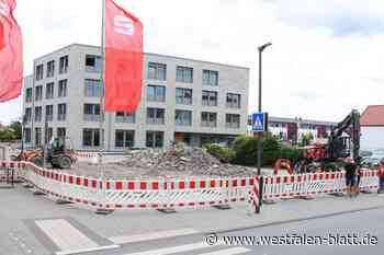 Parkplatz an der Sparkasse in Delbrück wird plötzlich zur Baustelle