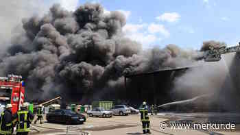 Großbrand in Augsburg: Lagerhalle in Flammen und „massiver Löscheinsatz“ – Defekte PV-Anlage Schuld?