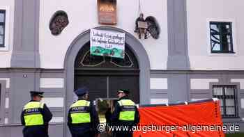 Klimaaktivisten müssen nach Abseil-Aktion in Arrest