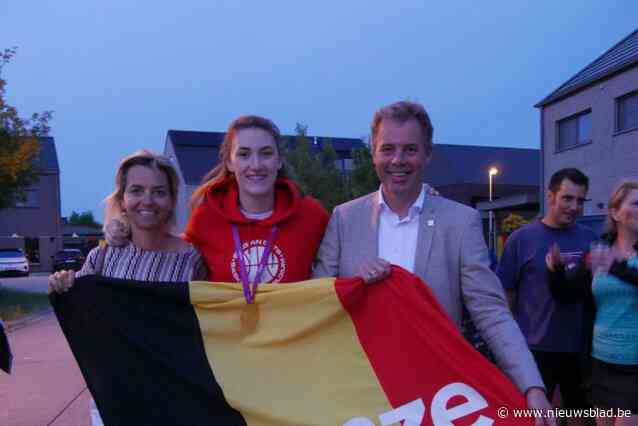 In Brussel kon ze er niet bij zijn, maar Belgian Cat Laure Resimont krijgt nu toch balkonviering in Deinze