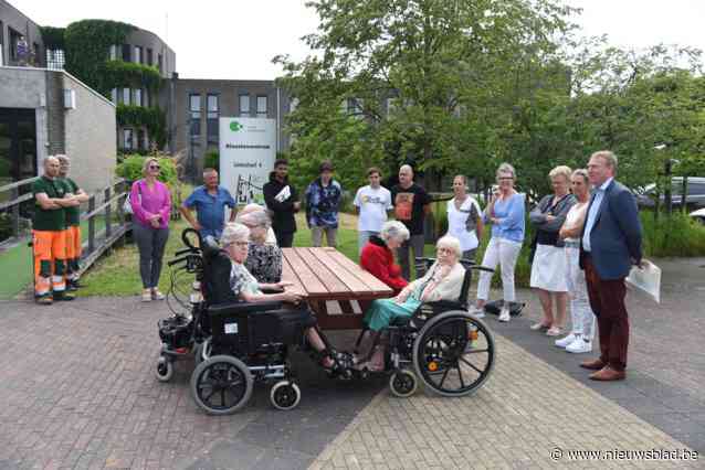 Leerlingen maken rolstoelvriendelijke picknickbank voor OCMW-campus Groenlaan