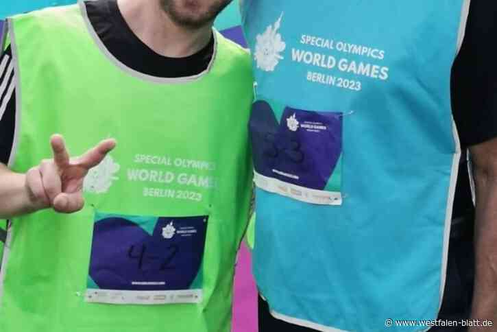 Steffen Rammert aus Paderborn im Wettkampf mit Weitsprung-Legende Bob Beamon