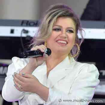 Kelly Clarkson 'wouldn't have made it' through divorce without antidepressants
