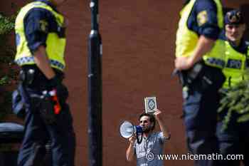 Un homme brûle des pages du Coran devant une mosquée en Suède