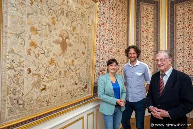 Kasteel d’Ursel krijgt sprei uit 1717 met familieschild in bruikbleen van antiquair