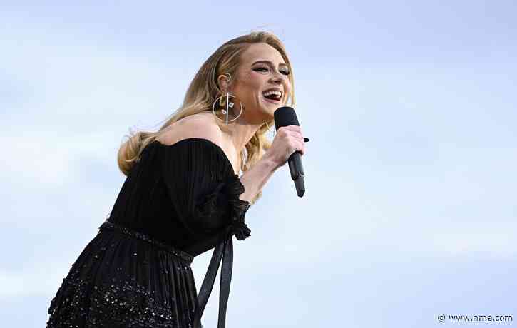 Adele asks audience if they’d go see Titanic wreckage in a submarine