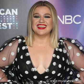 Kelly Clarkson shuts down rumours of 'beef' with Carrie Underwood