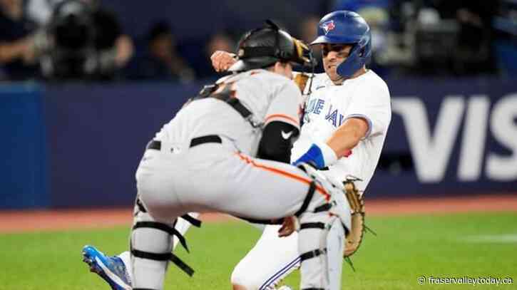 Blue Jays score five runs in first inning and roll to 6-1 victory over Giants