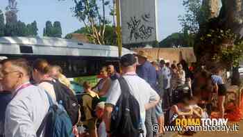 I romani bocciano trasporto pubblico e rifiuti. Mezzi troppo affollati e cassonetti sempre pieni