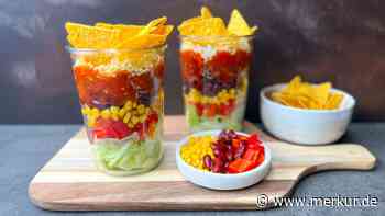 Zum Grillen oder für ein Partybuffet ist ein Taco-Salat Schicht für Schicht ein Gedicht