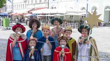 Was ist da denn los? Sternsinger mitten im Sommer?