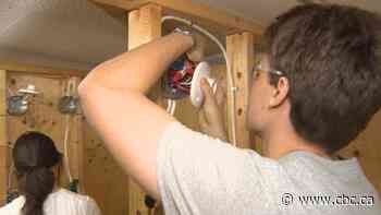 Ontario's plan to let students enter full-time apprenticeships after Grade 10 hurts learning, group warns