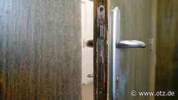 Schlüssel vergessen: Mieter tritt Tür auf – Bank-Mitarbeiterin bewahrt Frau vor Betrug