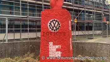Unbekannte verschandeln Porsche-Büste vor Wolfsburger Rathaus