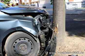 Bad Oeynhausen: Auto prallt gegen Baum