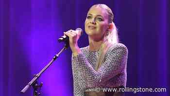 Kelsea Ballerini Pauses Concert After Being Hit in the Face with Object: ‘Don’t Throw Things’