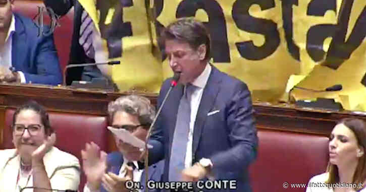 I deputati del M5s consegnano bollette e rate dei mutui dei cittadini al governo, la protesta contro Meloni. Conte: “Fate cassa sui deboli”