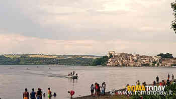 Anguillara, giovane si tuffa dal pattino e scompare nel lago di Bracciano