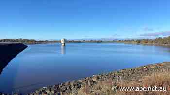 Residents living close to swollen Victorian reservoir say they feel like 'sitting ducks'