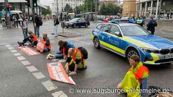 Aktivisten der Letzten Generation kleben sich erstmals in Augsburg fest