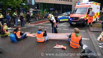 Erste Klebe-Aktion der Letzten Generation in Augsburg legt Verkehr lahm