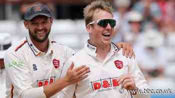 County Championship: Simon Harmer's Essex beat Warwickshire to go second